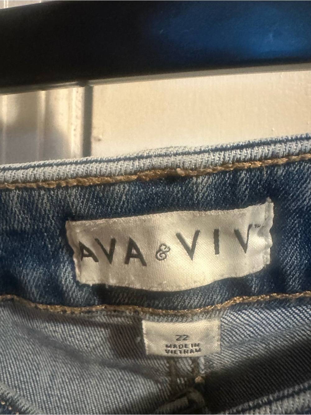 Ava & Viv Wide-Leg Cropped Denim Jeans in Medium Blue - Picture 3 of 4